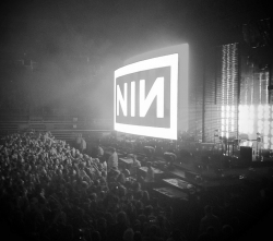 Nine Inch Nails九寸钉乐队演唱会现场logo图片